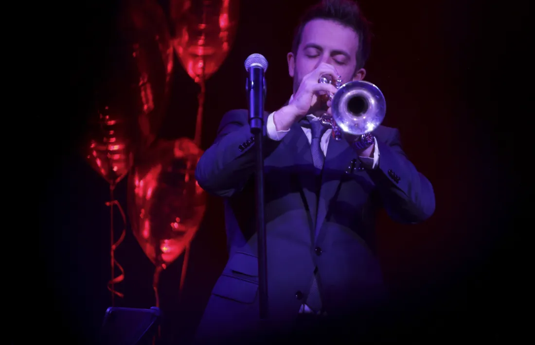 El trompetista Benny Benack III va congregar dos centenars d'espectadors al concert de clausura d'anit al vestíbul del Consell General.