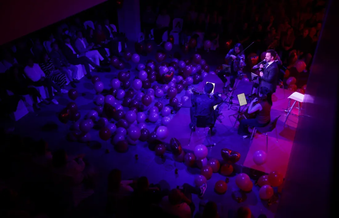 La pluja va obligar a traslladar al vestíbul del Consell General el concert, inicialment programat a la plaça.