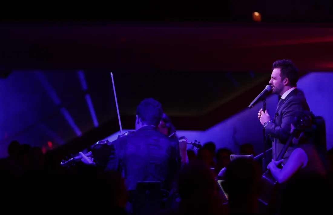 La pluja va obligar a traslladar al vestíbul del Consell General el concert, inicialment programat a la plaça.