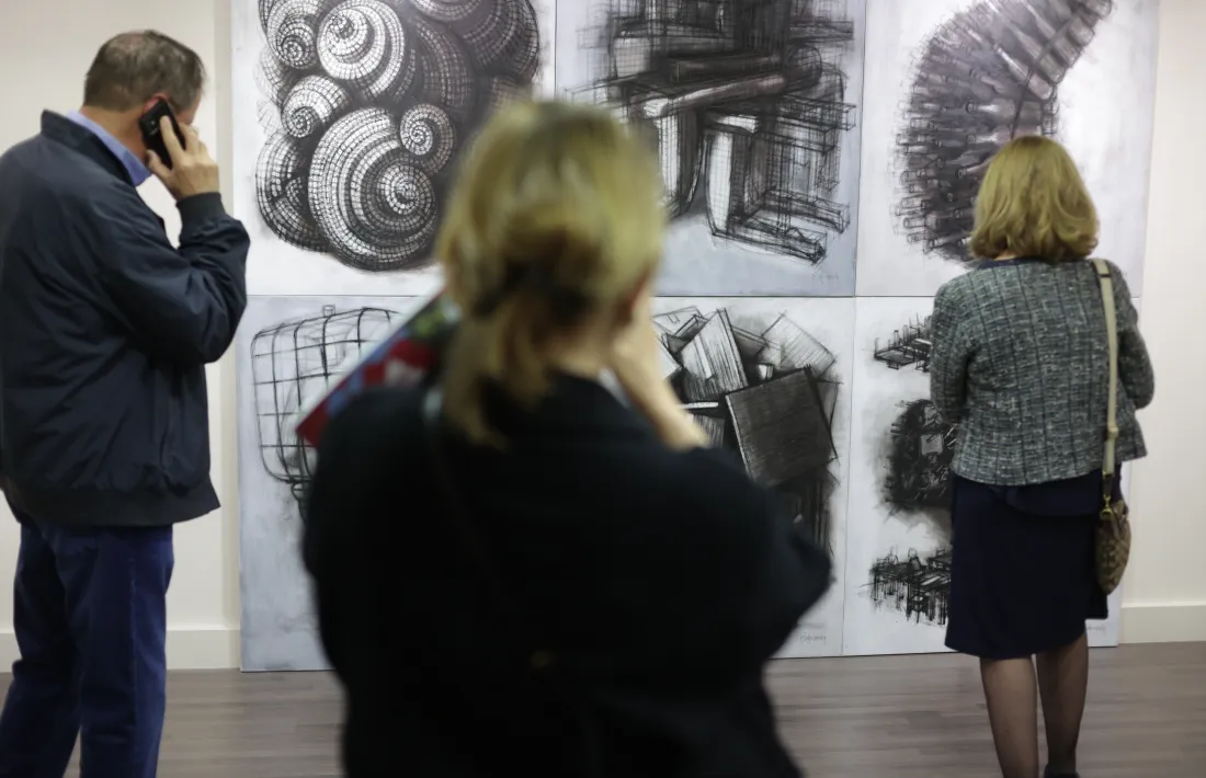 L'exposició 'Diàleg', a quatre mans amb el català Arranz Bravo, es pot visitar fins al 7 d'agost a l'ambaixada espanyola.