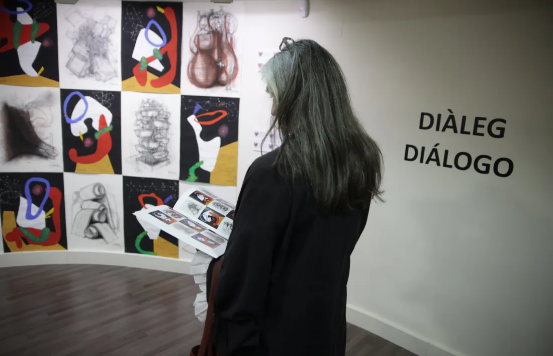 L'exposició 'Diàleg', a quatre mans amb el català Arranz Bravo, es pot visitar fins al 7 d'agost a l'ambaixada espanyola.