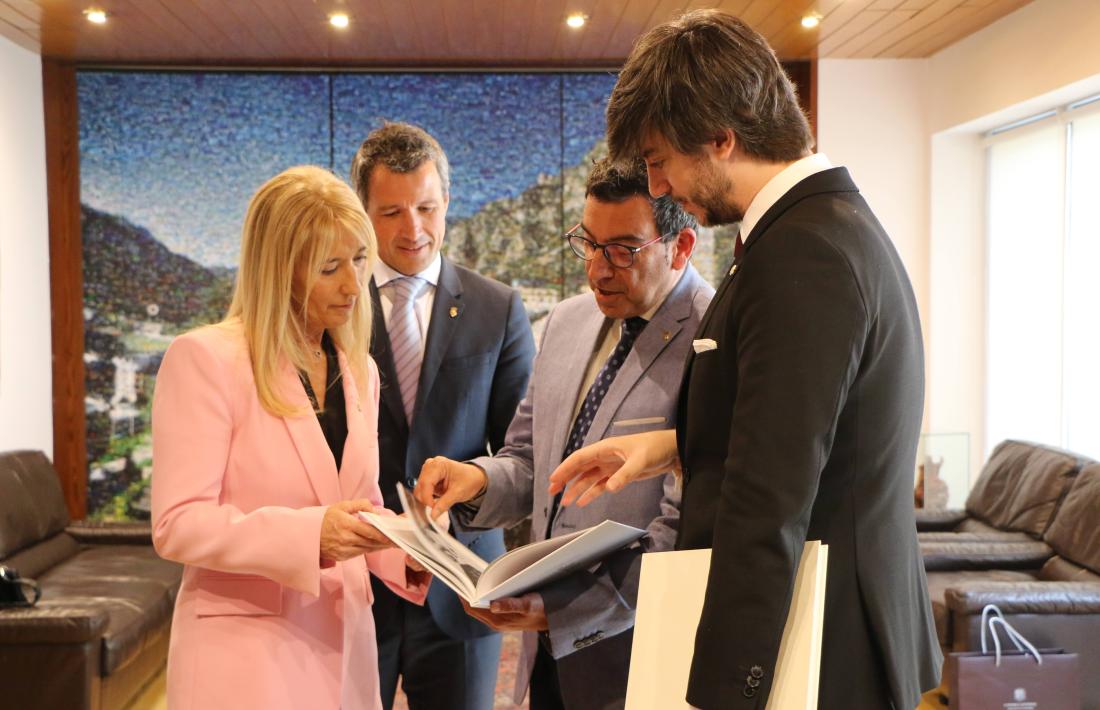 Ensenyat i Codina amb els cònsols de la capital, David Astrié i Miquel Canturri.