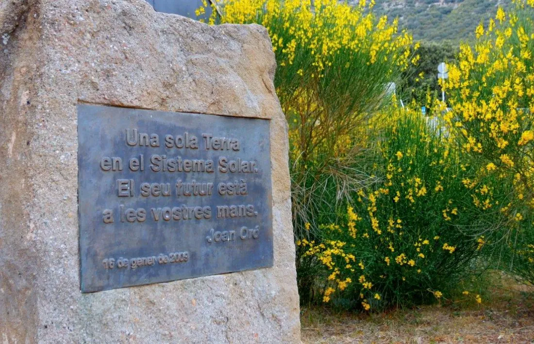 La placa recull una de les sentències sovint pronunciades pel científic lleidatà. 