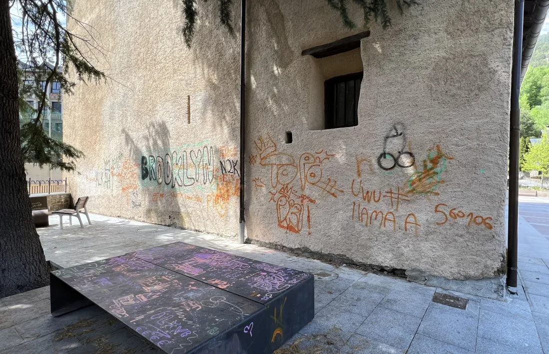 Les pintades que han colonitzat la façana de Sant Iscle.