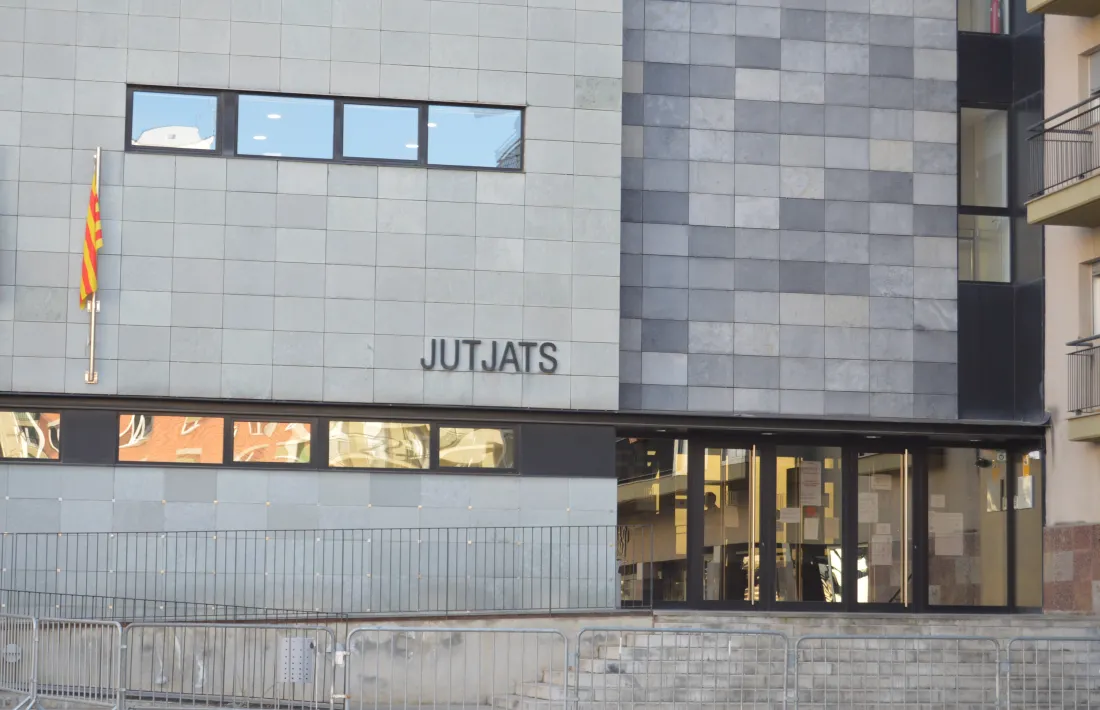 Exterior dels jutjats de la Seu d'Urgell.