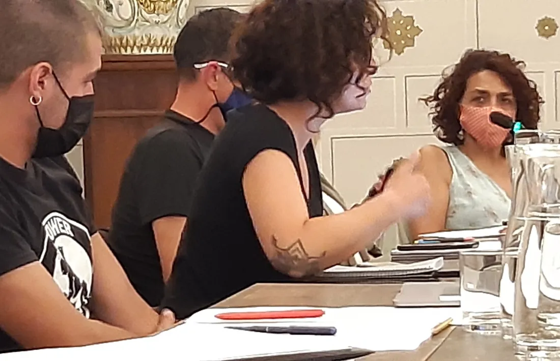 Els dos regidors de la CUP, Bernat Lavaquiol i Xènia Antona, en un ple celebrat en època de pandèmia. Antona deixa pas a Núria Valls en el nou periode. 