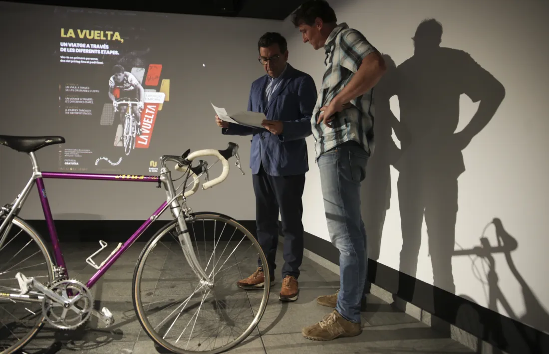 Canturri i Tarrés examinen la bicicleta amb què Jean Paul von Poppel, aleshores al Lotus Festina, va córrer la Vuelta del 1993.