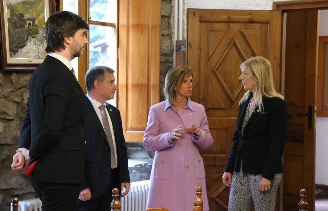 Carles Ensenyat i Sandra Codina amb els cònsols lauredians, Josep Majoral i Mireia Codina.
