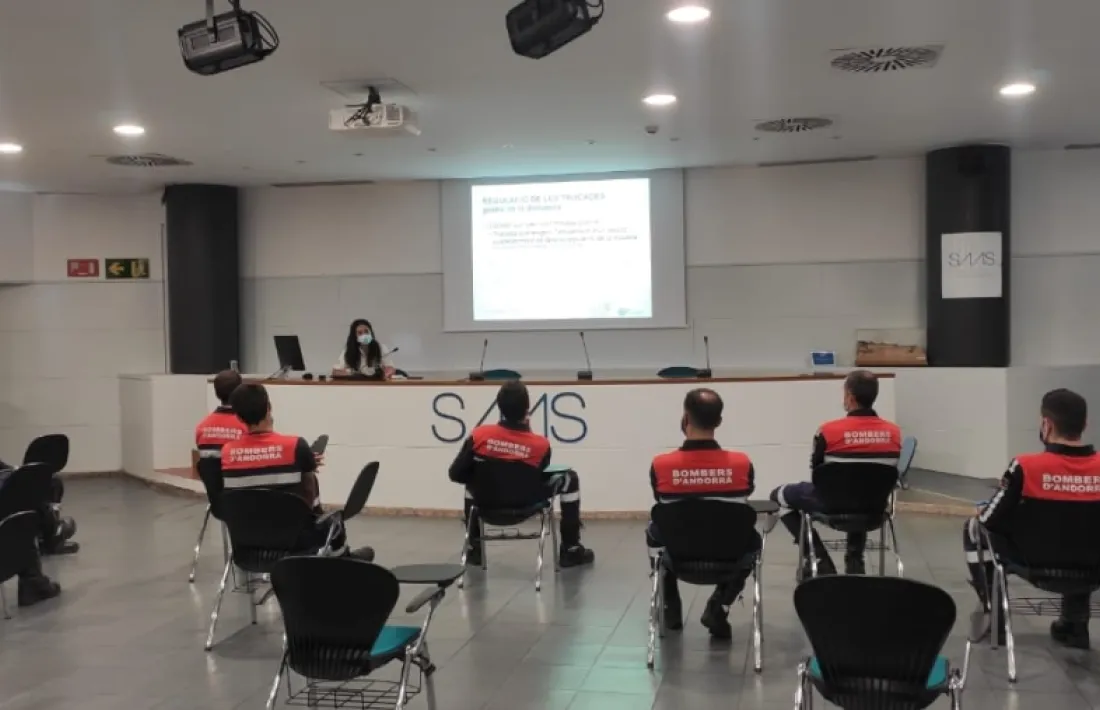 La doctora Ivette Ruiz impartint una formació als bombers.