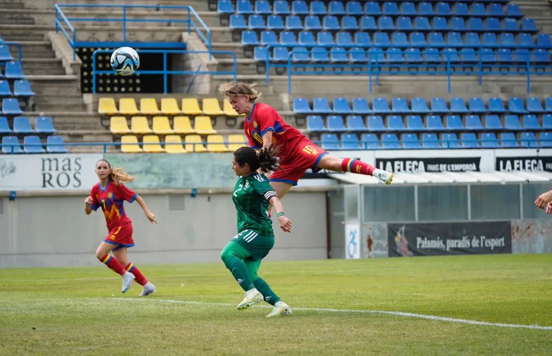 Maria Ruzafa va marcar el 0 a 2 amb un contundent remat de cap. 