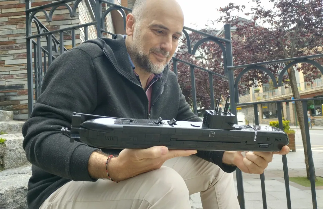 Viguer sosté amb legítim orgull la maqueta del submarí S-80, l’estrella de la nova línia que comercialitza la renascuda casa catalana.