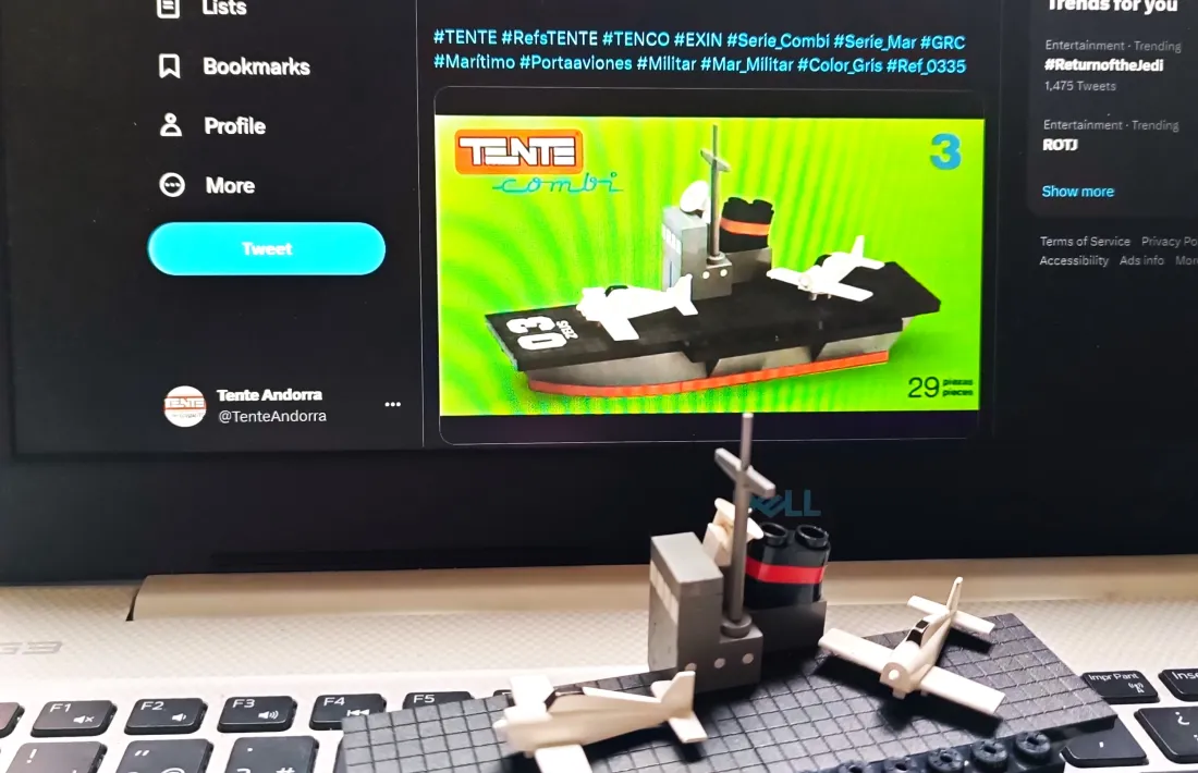 El potaavions Zeus, model clàssic que Viguer ha reconstruit amb peces de quan era petit.