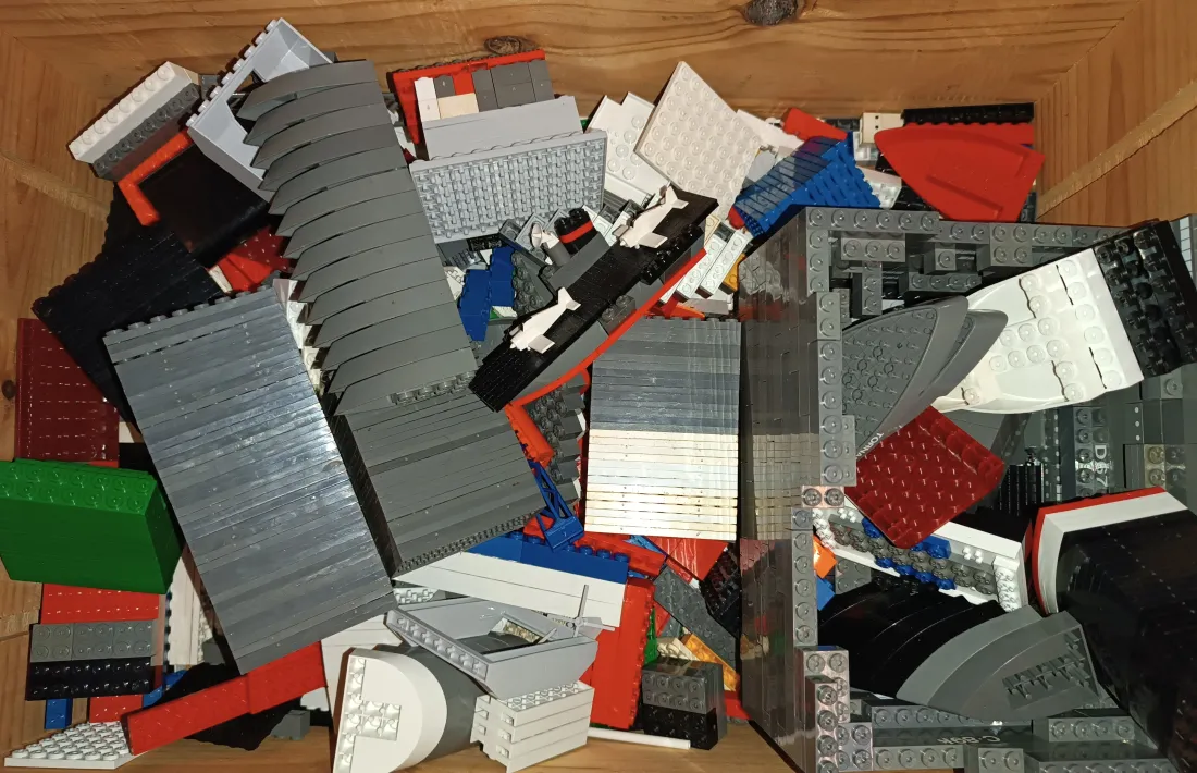 Una de les caixes on Viguer conserva els milers de peces originals de Tente: més de 40 anys ens observen.