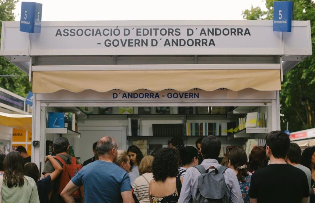La parada del ministeri i dels editors al parc del Retiro, a la 82 edició de la fira madrilenya.