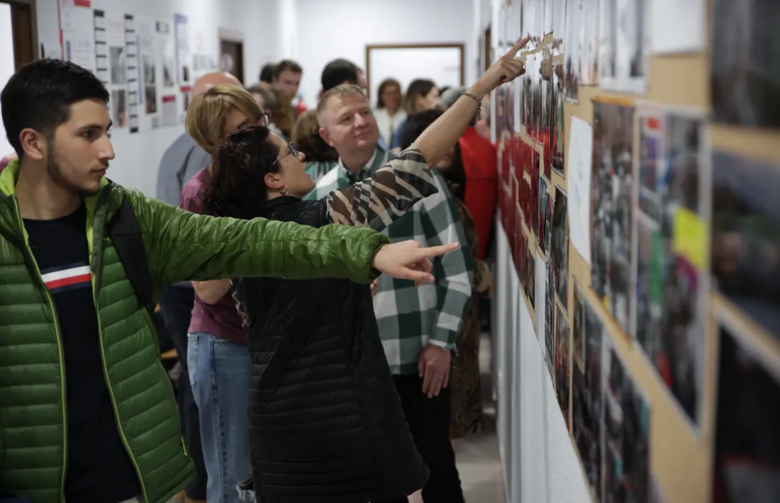 Els participants en la celebració podien repassar la història del centre en l’exposició de fotos. 