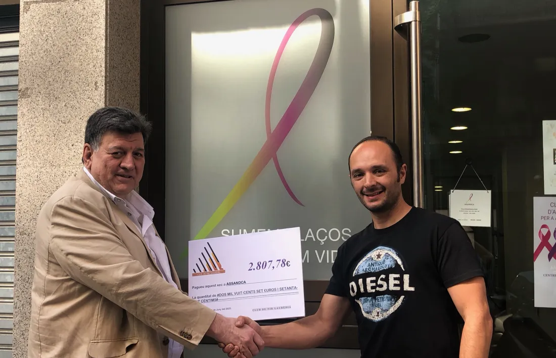 Moment de l'entrega del xec a l'Assandca.