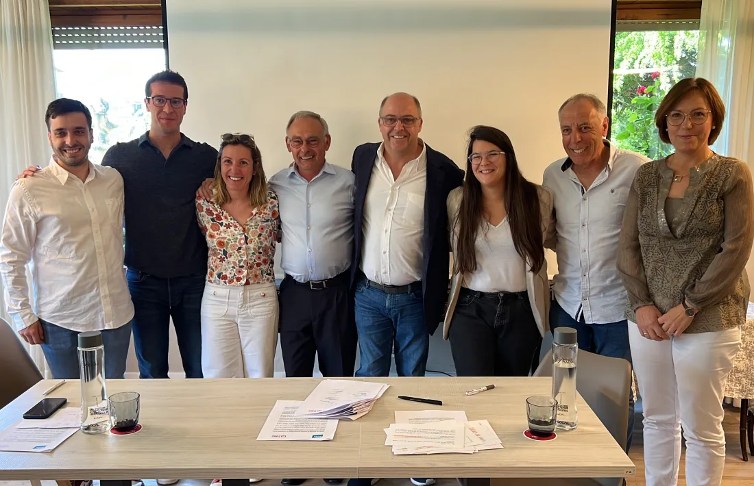 Foto de família després de l'acord. 