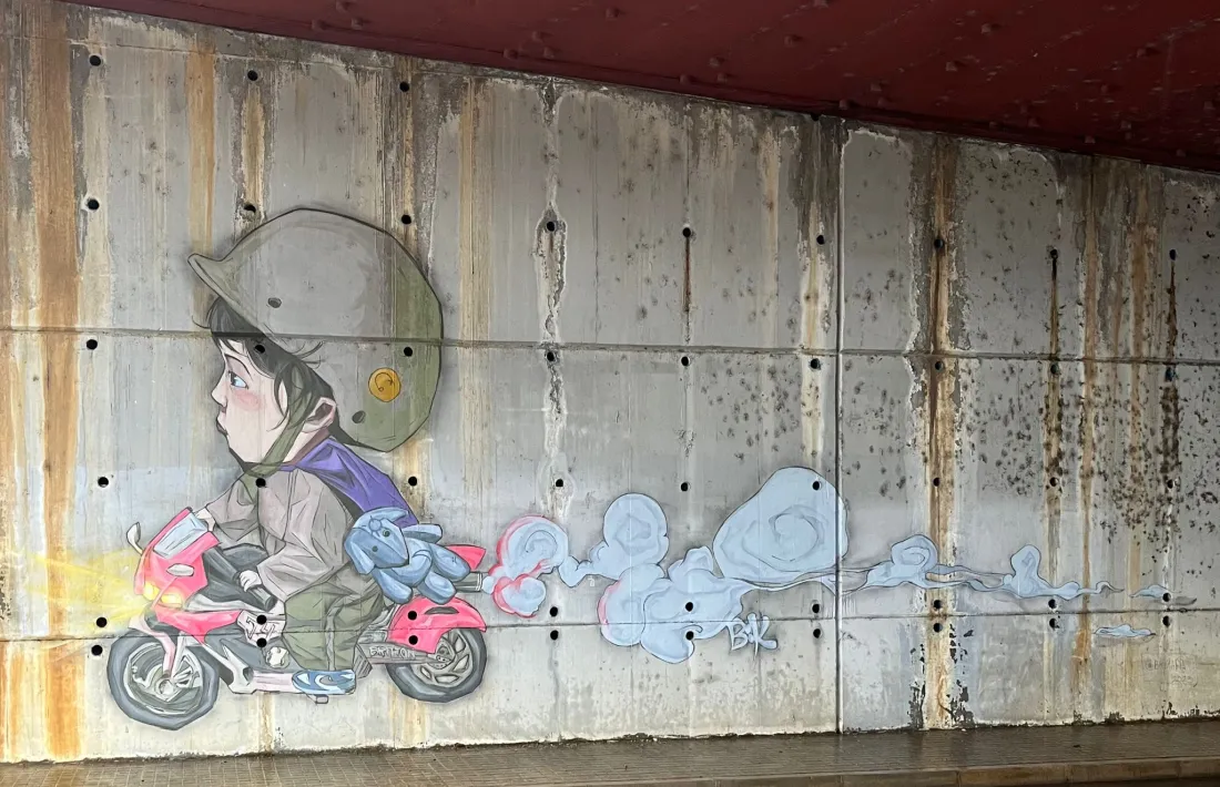 El túnel sota l'N-260 per accedir a Poble Sec és un indret ben lleig. La proposta naïf de Garreta li aporta un toc de calidesa i simpatia.