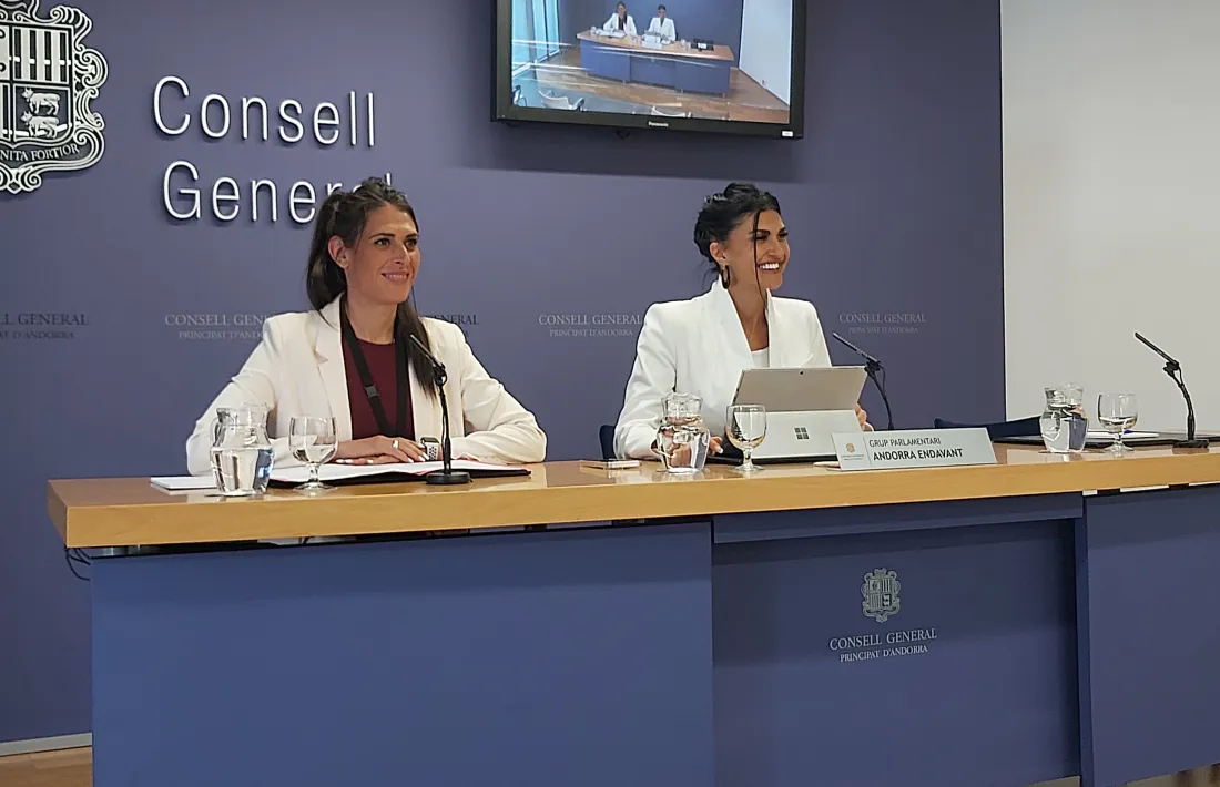 Noemí Amador i Carine Montaner en la compareixença posterior a la reunió.