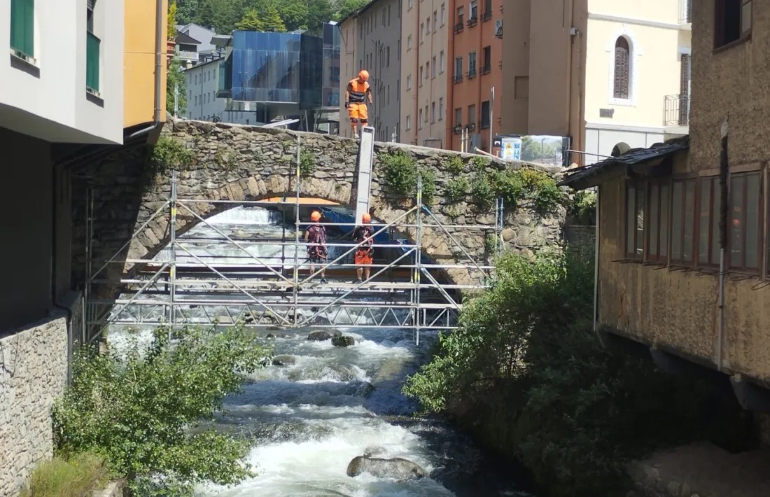 El pont d’Engordany, envoltat de bastides, estarà tancat com a mínim un mes, mentre duri la intervenció per restaurar-lo.