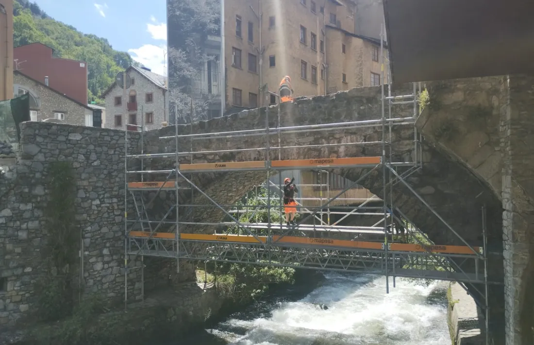 El pont d’Engordany, envoltat de bastides, estarà tancat com a mínim un mes, mentre duri la intervenció per restaurar-lo.