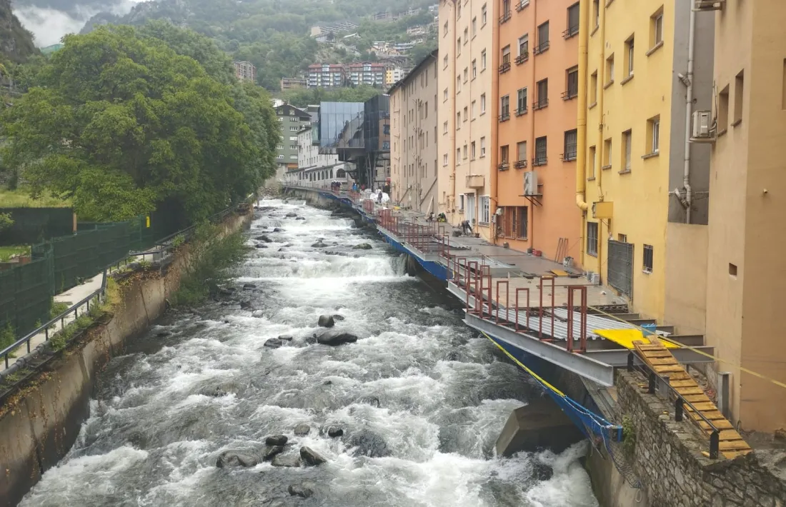 El primer tram del passeig del riu, ja molt avançat, obrirà al juliol.
