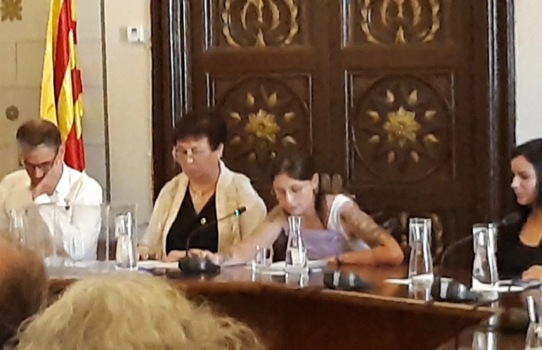 Paqui Gómez i Núria Valls han conformat la mesa d'edat per donar inici a la sessió. 