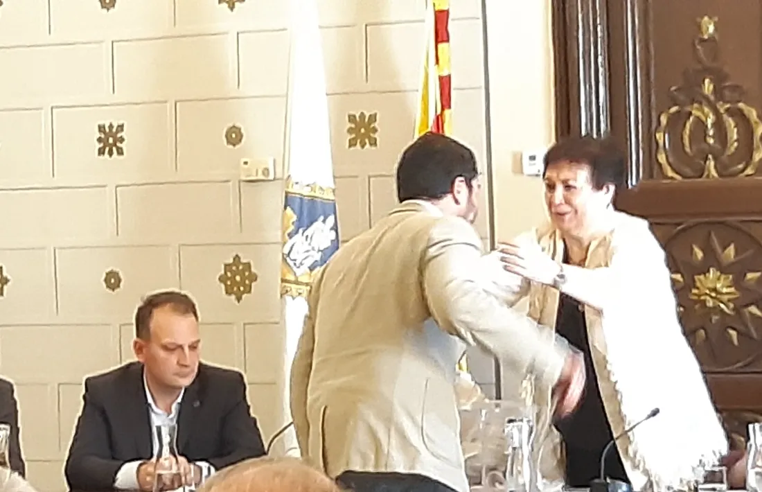Francesc Viaplana, ja exalcalde, rep la medalla de regidor. 