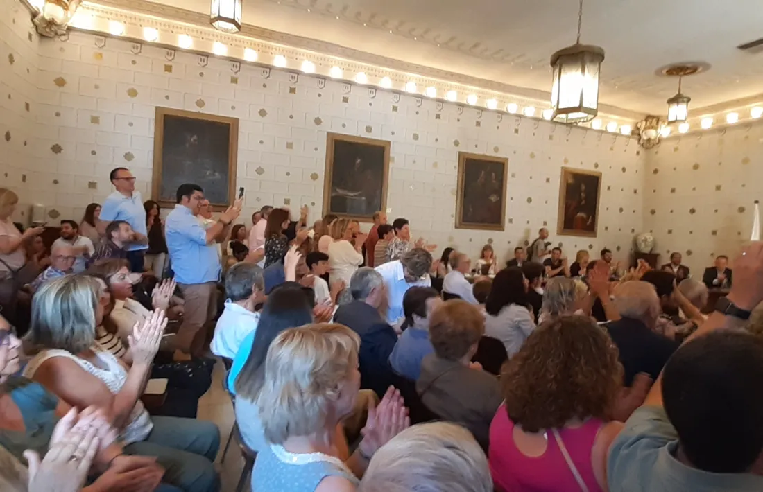 El saló de plens, de gom a gom, i amb l'assistència patint la calorada de migdia.