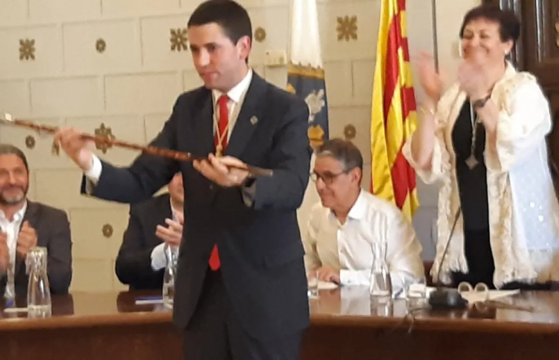 Barrera, amb el bastó d'alcalde. Darrere, una eufòrica Paqui Gómez. 