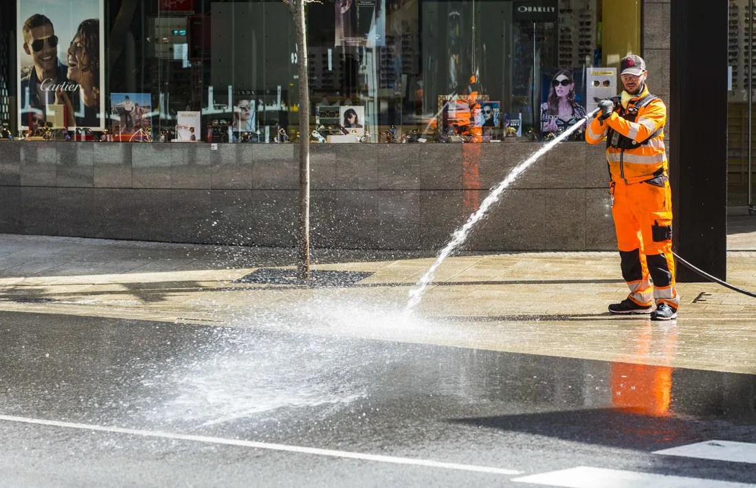 Un treballador del Comú d'Andorra la Vella fent neteja dels carrers.