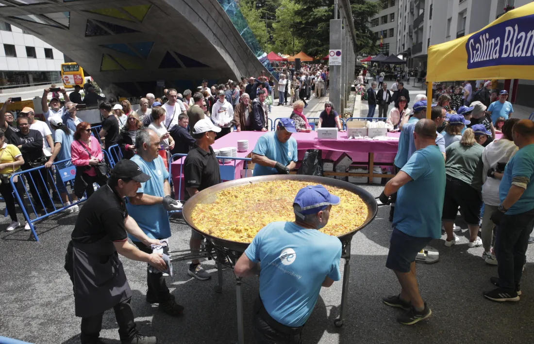 L’arrossada popular va aplegar un bon nombre d’escaldencs perquè la pluja ha donat treva.