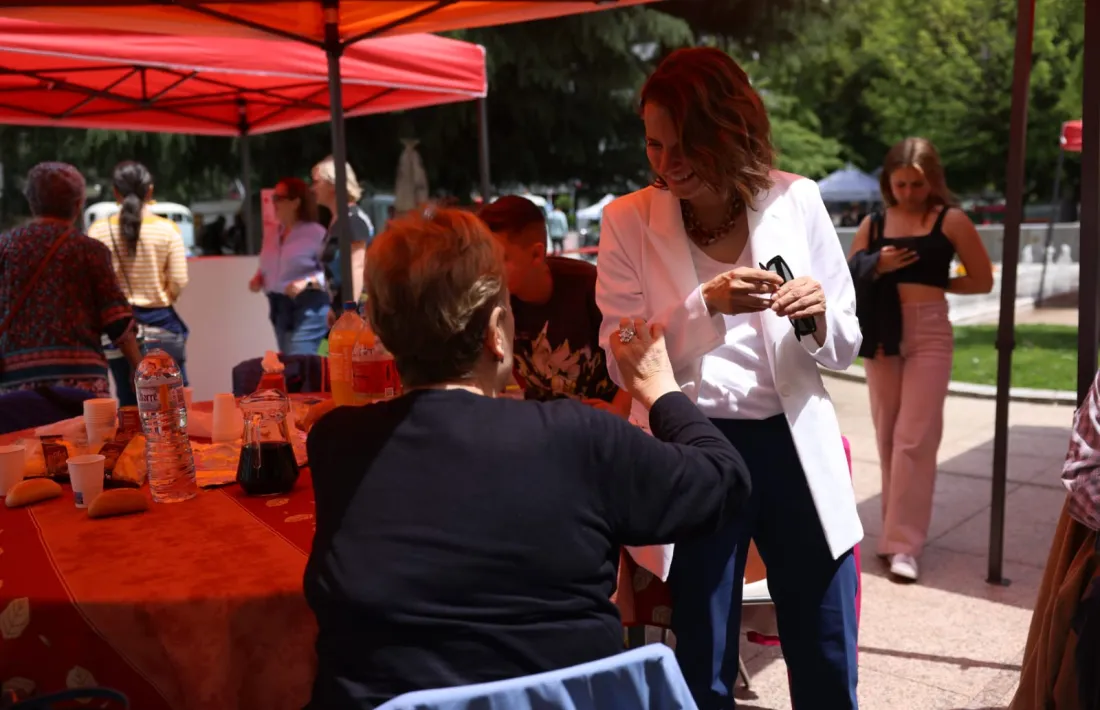 La cònsol major d’Escaldes-Engordany, Rosa Gili, durant l'arrossada, avui.