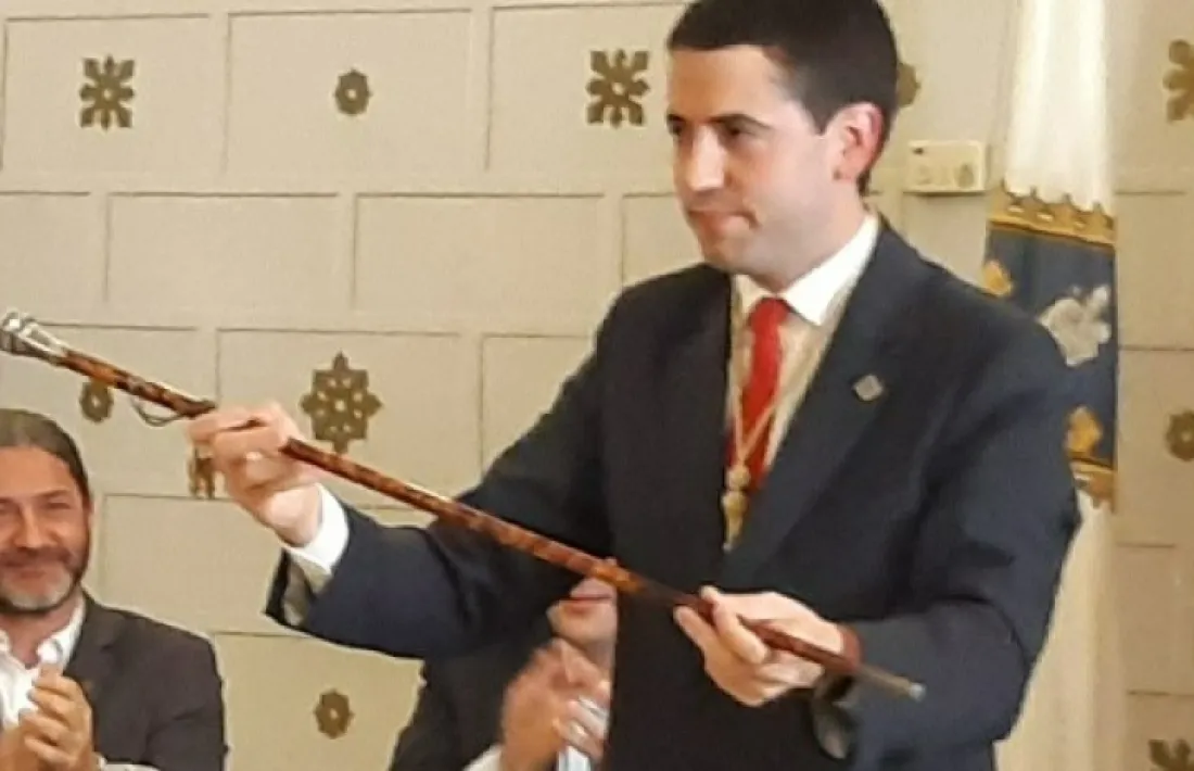 Barrera amb el bastó d'alcalde i  Jordi Mas Ortega, un dels nous regidors de Compromís.