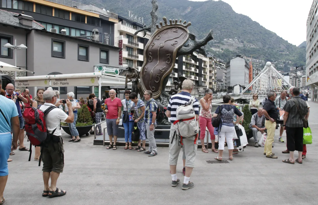 Turistes a la plaça de la Rotonda.