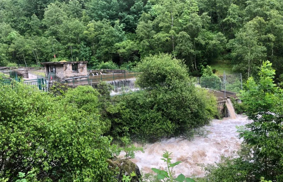 La piscifactoria afectada per la crescuda del Noguera de Lladorre.