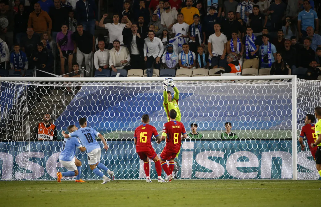 Iker Álvarez, el millor dels tricolors ahir al Teddy Stadium de Jerusalem, bloca una centrada que buscaven rematar Solomon i Weissman.