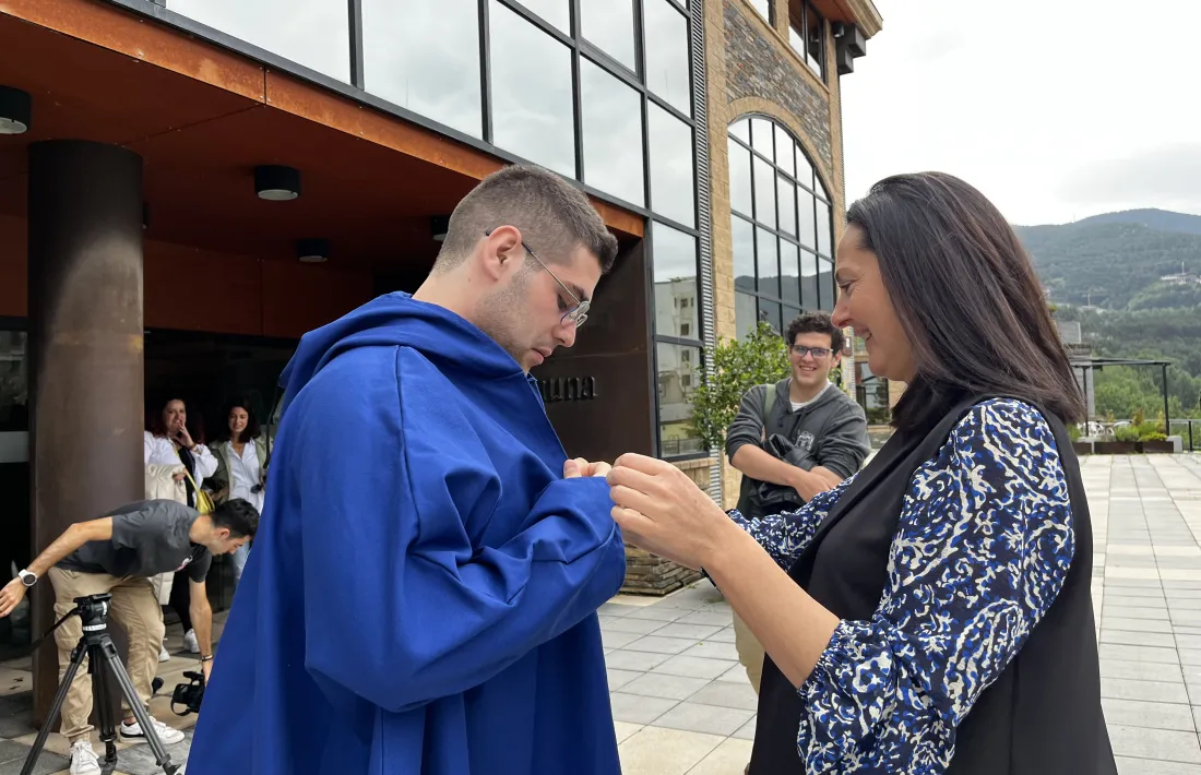 La cònsol Olga Molné lliga la capa del fallaire Ferran Mata en la presentació ahir dels actes de la revetlla de Sant Joan a la Massana.