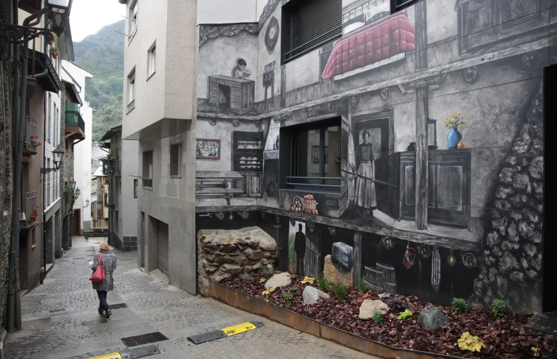Bosque ha creat la il·lusió obrint una escletxa al mur de l’edifici modern, rere el qual persisteix la memòria de la casa tradicional.
