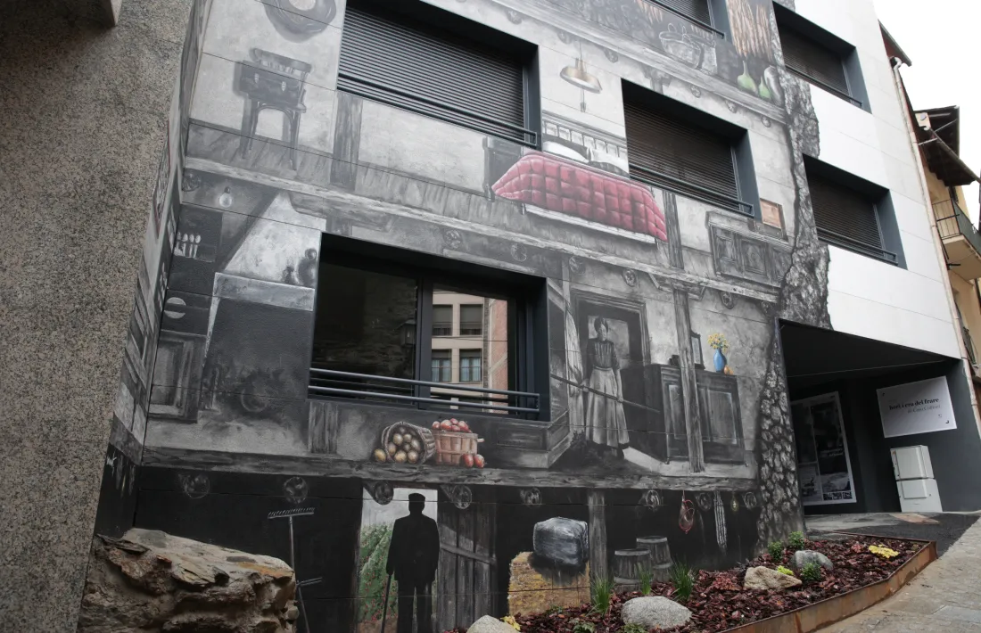 Bosque ha creat la il·lusió obrint una escletxa al mur de l’edifici modern, rere el qual persisteix la memòria de la casa tradicional.