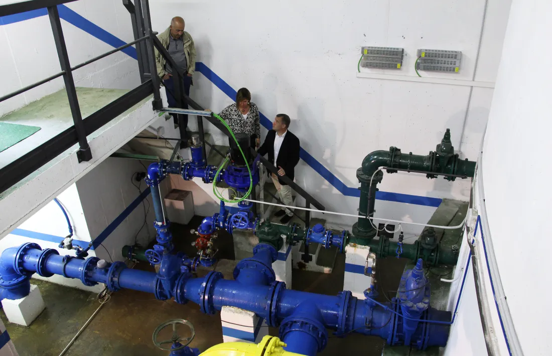 Un moment de la visita a la microturbina, avui.