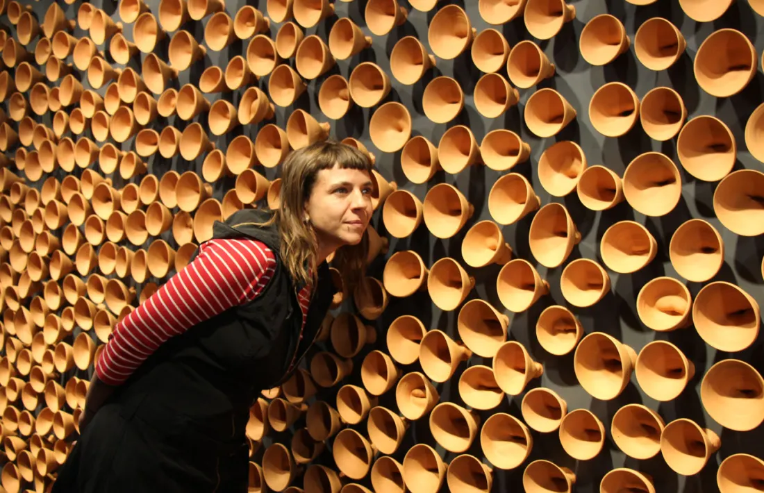 Eve Ariza, amb els blas de ‘Murmuri’, la instal·lació amb què va representar Andorra a la Biennal del 2017.