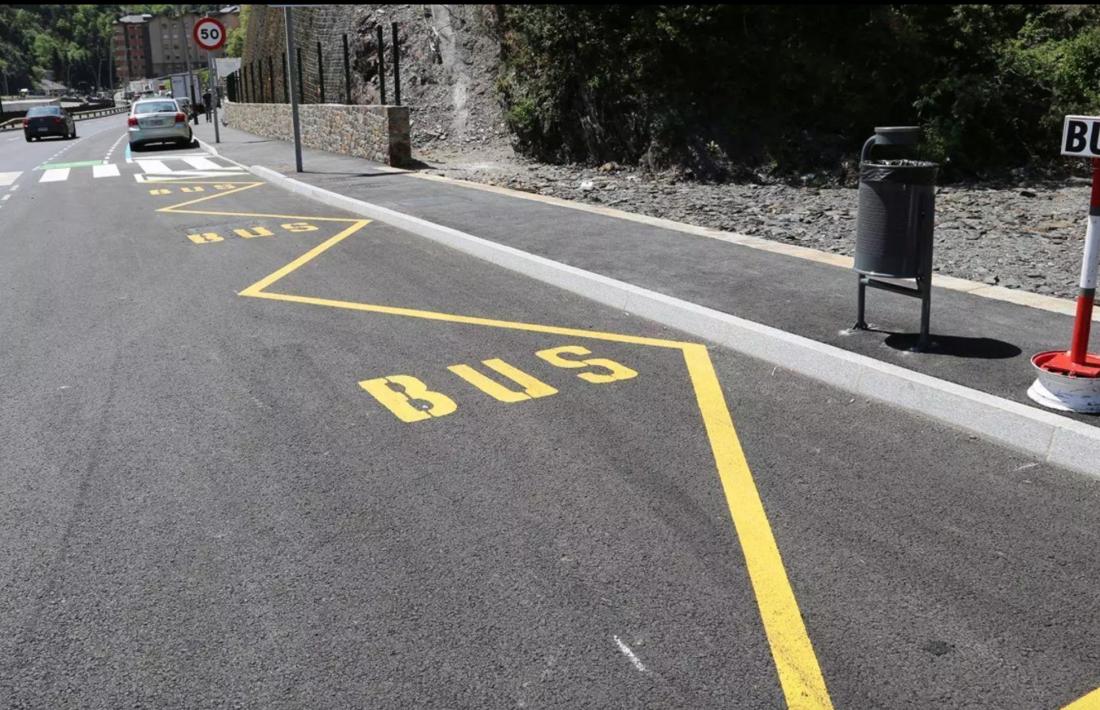 Una parada de bus a Sant Julià de Lòria.