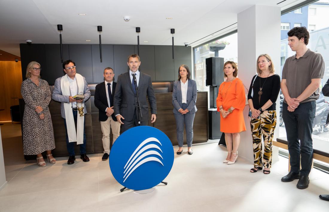 Un instant de la inauguració de l'oficina de MoraBanc.