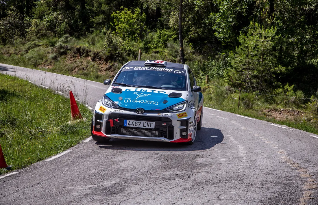 Albert Llovera i Claudi Ribeiro 'Leites' amb el Toyota Yaris.