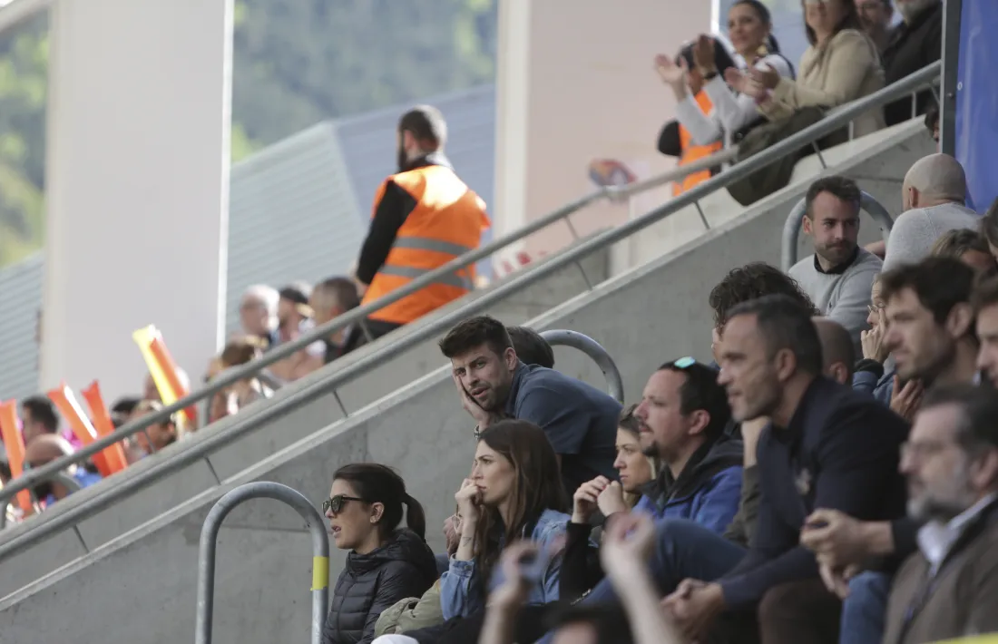 Gerard Piqué a la graderia de l'Estadi Nacional.