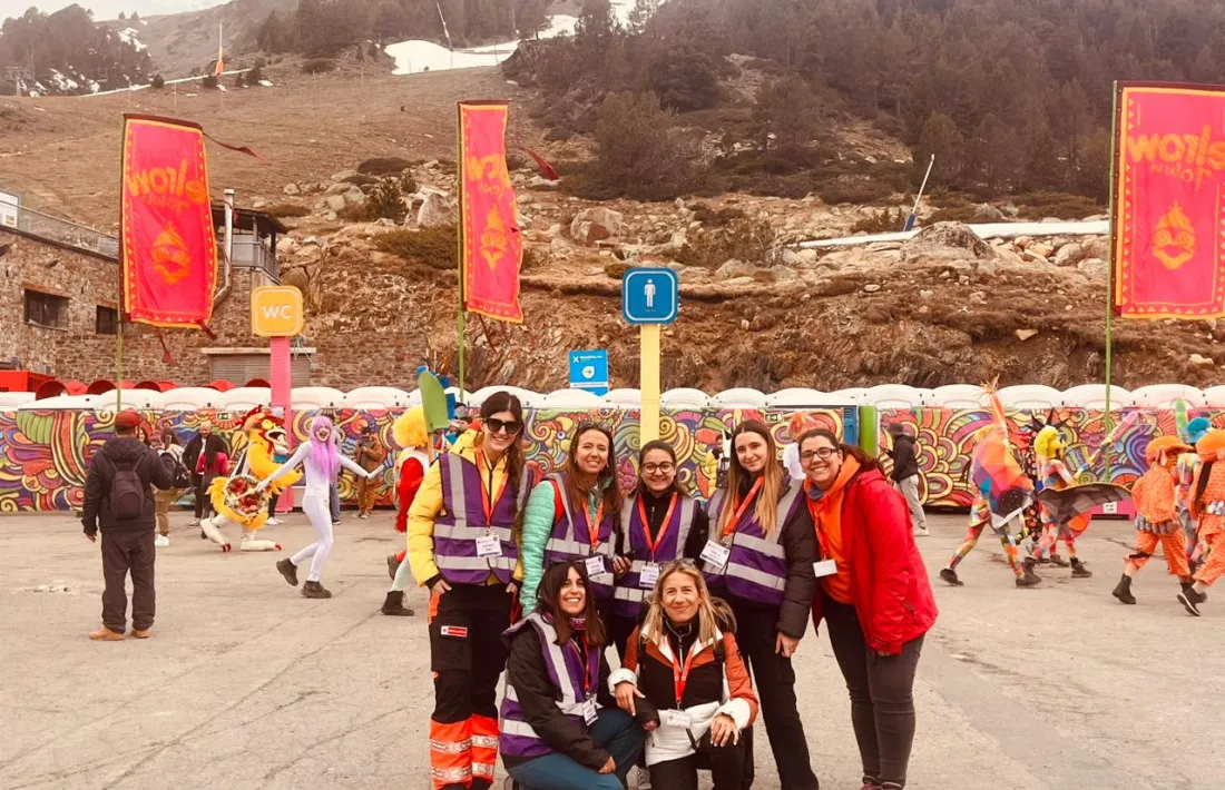 Integrants del punt lila muntat com a prova pilot al festival Snow Row a Grandvalira, llavors no va ser amb carpa, però ara sí.  