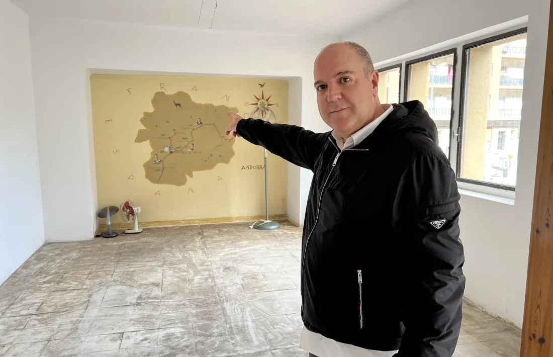 El comissari de la biennal, Pere Moles, en una de les sales de l’antiga Catsa. 