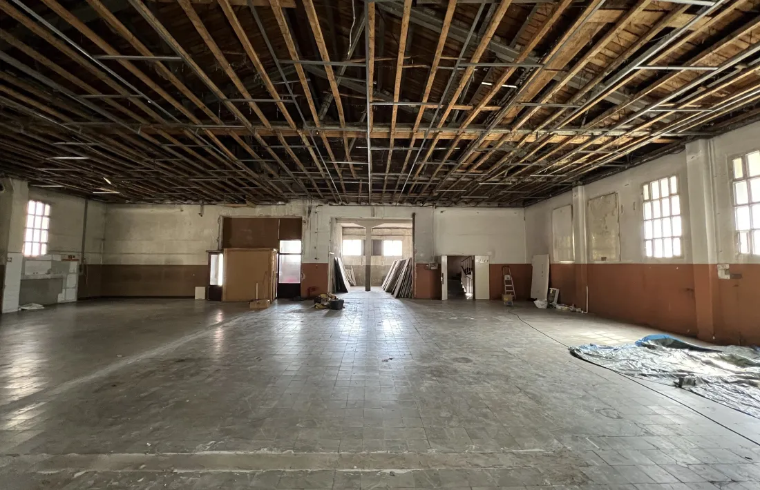 L’empresa va tancar a mitjan anys 80 i l’edifici és com una càpsula del temps. Mig centenar d’obres, pintures, escultures, instal·lacions i videoarts, es distribuiran per les dependències.