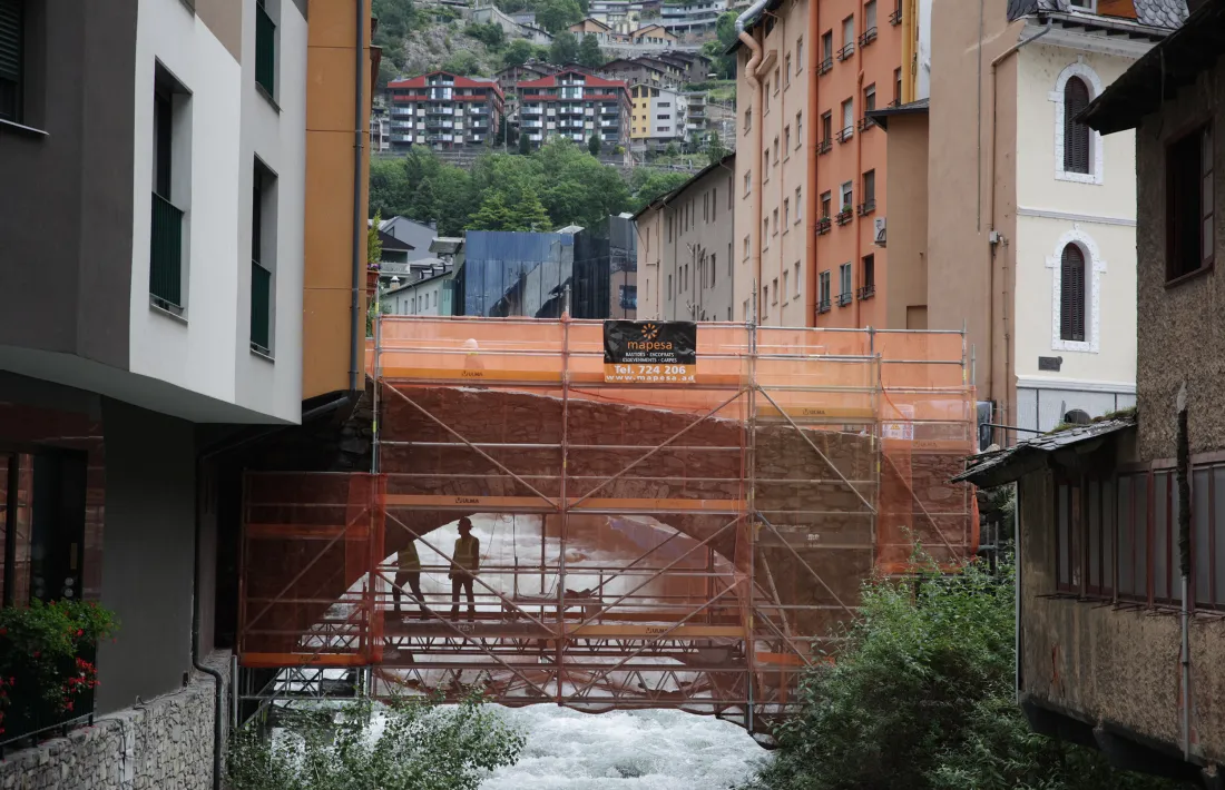 El pont estarà un mes tancat al pas de vianants. A banda de rebaixar-ne el nivell del sòl s’hi habilitarà una banda per facilitar la circulació a les persones amb mobilitat reduïda.